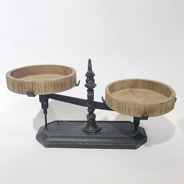 DECORATIVE VINTAGE STYLE SCALE